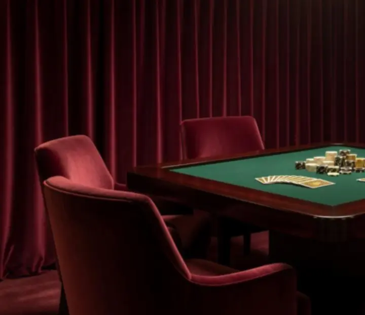 Salon privatif avec table de poker et ambiance intimiste chez Orenville