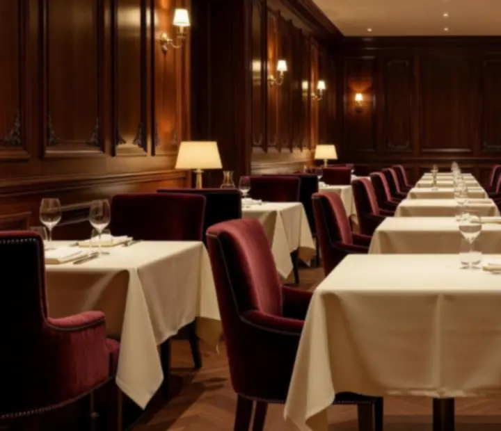 Salle de restaurant élégante chez Orenville, avec bois sombre, velours bordeaux et touches de laiton.